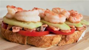 TOSTA DE TOMATE, PEPINO, SALMÓN MARINADO Y GAMBAS