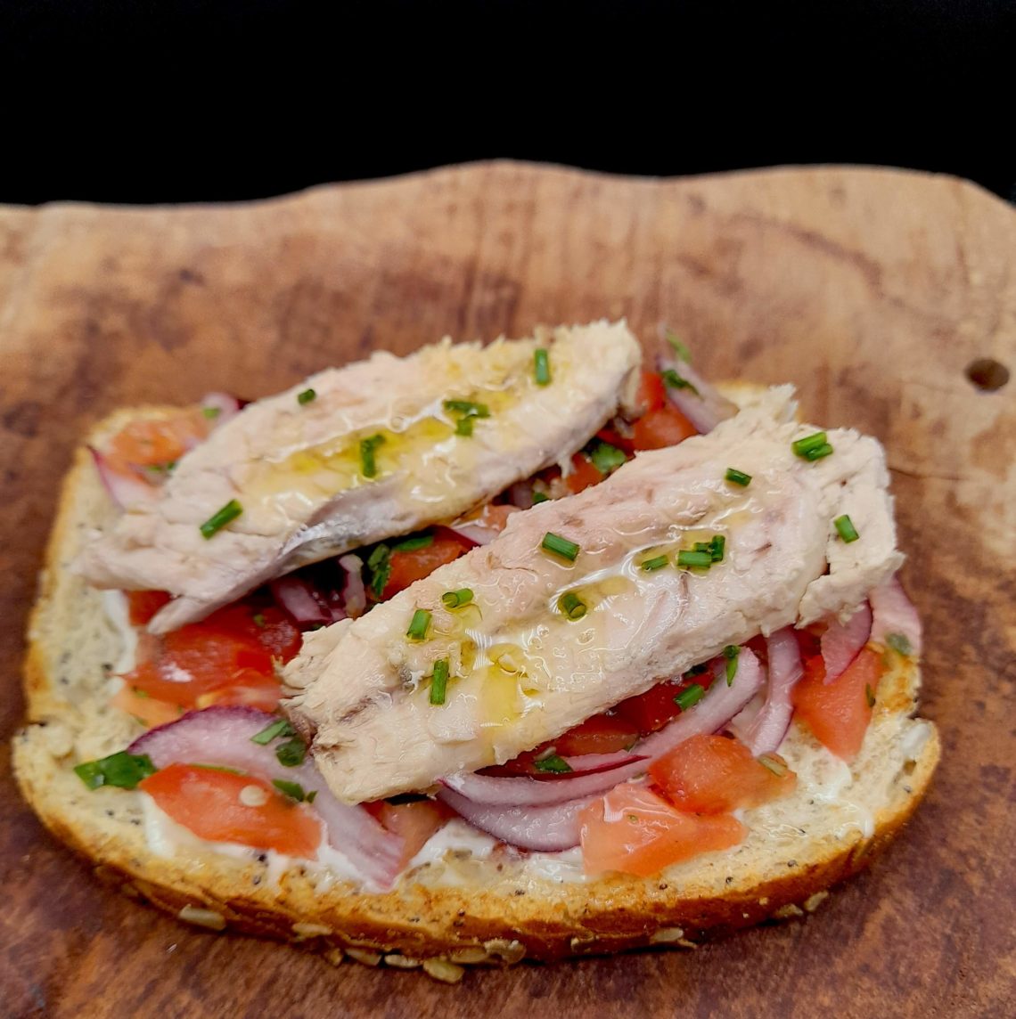 Tosta de pico de gallo con caballa