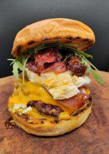 Hamburguesa con costilla adobada y rulo de cabra