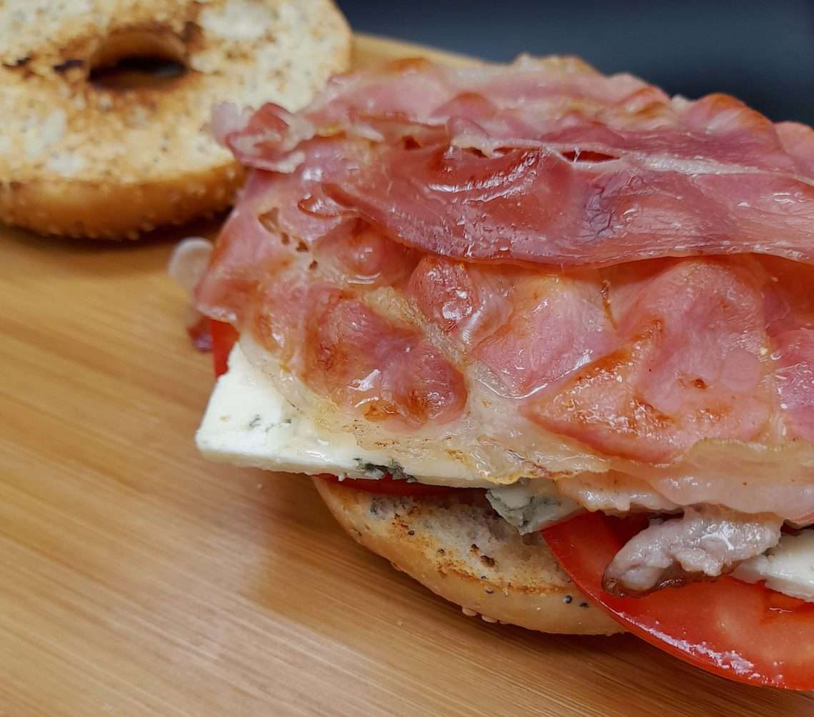 Bagel de semillas con lomo de cerdo, queso azul y jamón serrano