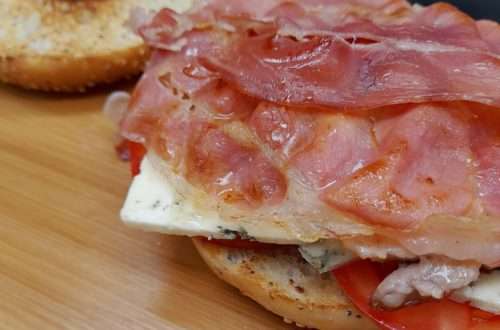 Bagel de semillas con lomo de cerdo, queso azul y jamón serrano